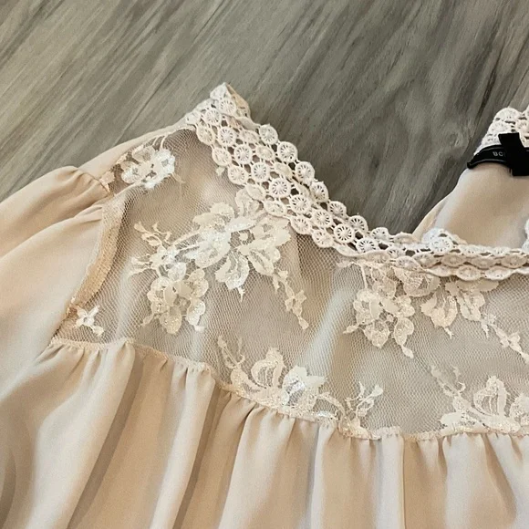 BCBGMaxAzria Cream Floral Lace Blouse Size M Excellent Condition - Picture 2 of 9